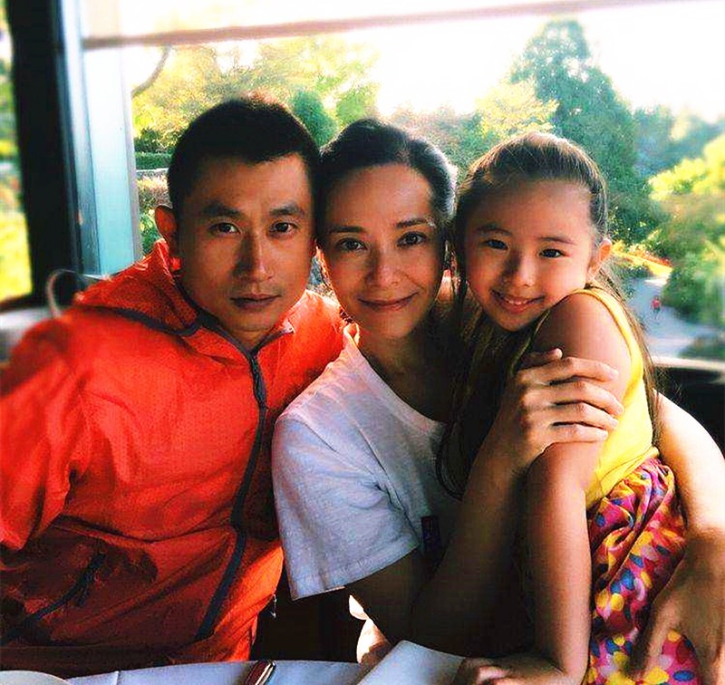 女星嫁“小老公”，被嘲像母子、婆婆公开嫌弃，后悔曾经的选择吗