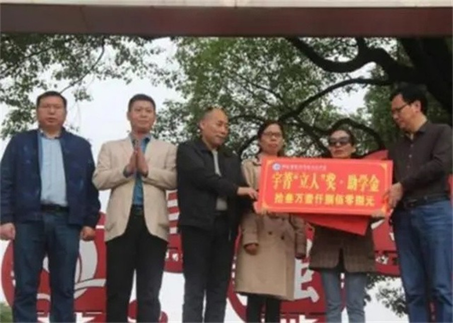 湖南高三女生戴宇菁：高考前夕因白血病去世，遗嘱让师生纷纷落泪