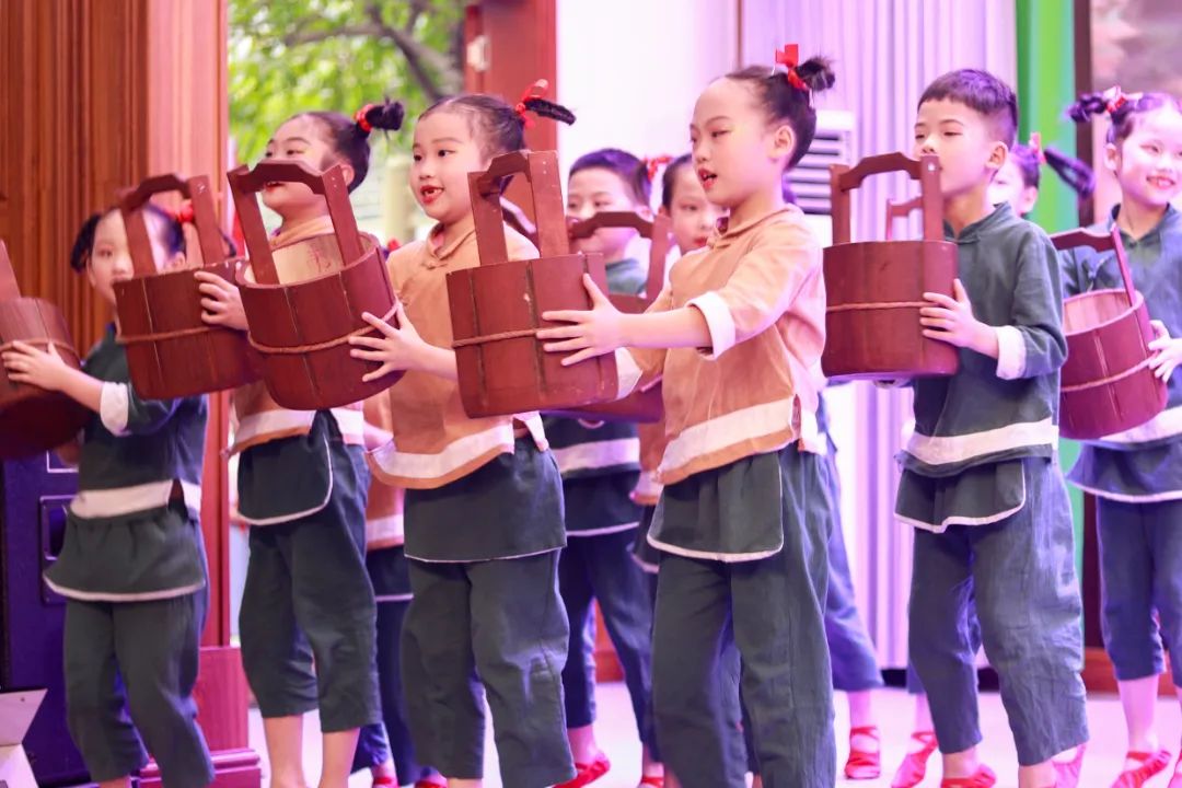 天府新区华阳实验小学举行“童星耀五月·艺术绽花开”群舞比赛