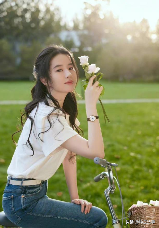 刘亦菲一件羽绒服穿10年不算啥，天仙也曾是丑衣服收藏家啊