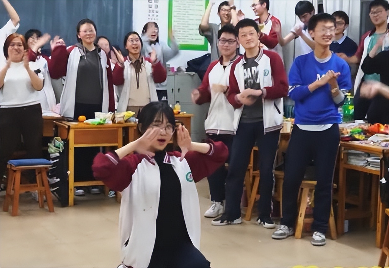 高三班举办party缓解压力，女生舞蹈惊艳全场，得知成绩令人嫉妒