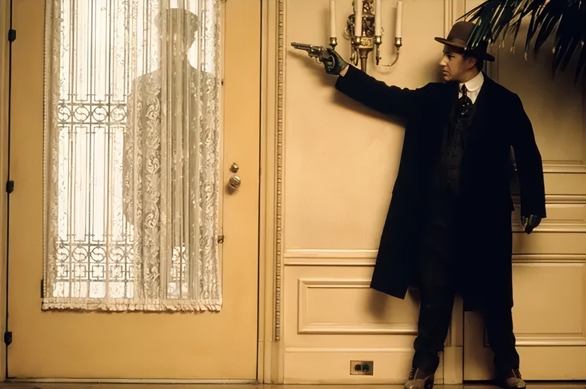 在那个循规蹈矩没有活路的世界，他利用自己的天赋才能立足