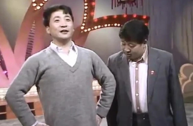 主持人抢话、演员笑场，这8届央视春晚的失误，堪称“灾难现场”