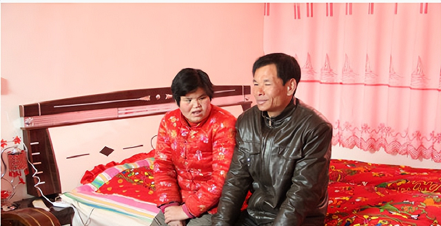 陕西农民捡到​坑面女婴，哥哥做苦力为妹妹整容，变美后她嫁给哥哥