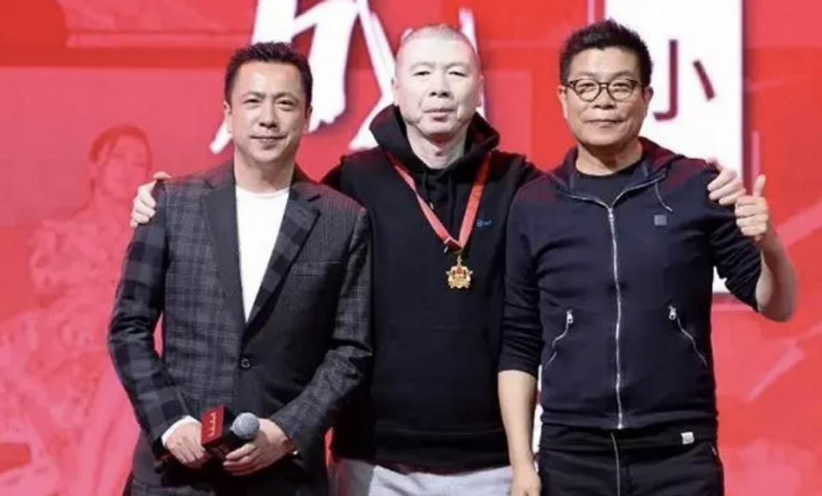 同是第五代顶流导演，把冯小刚张艺谋放在一起对比，差距就出来了