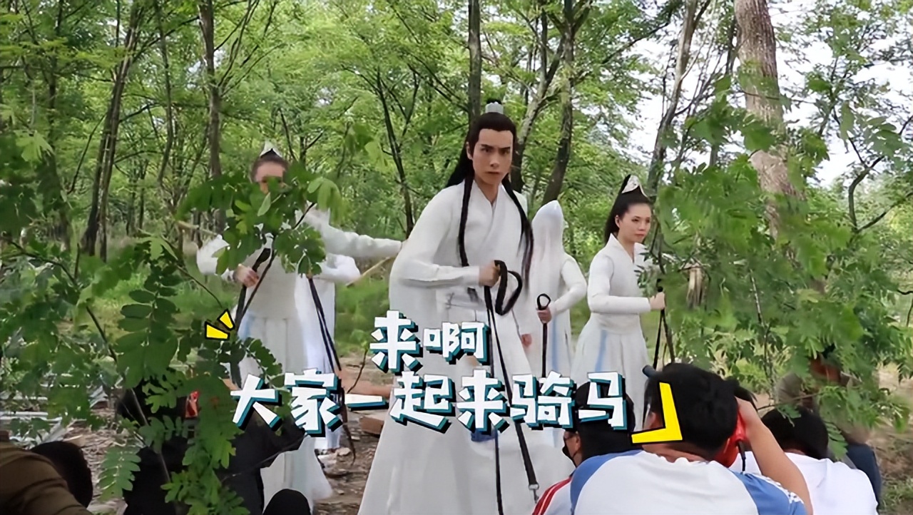 吃空气、假开车、骑假马、戴假肩胛骨，内娱明星拍戏有啥是真的？