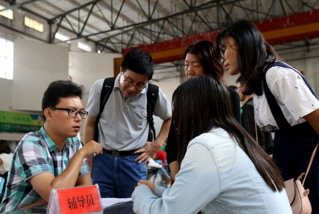 大学里隐藏的“私下交易”，大学生习以为常，实则影响了就业