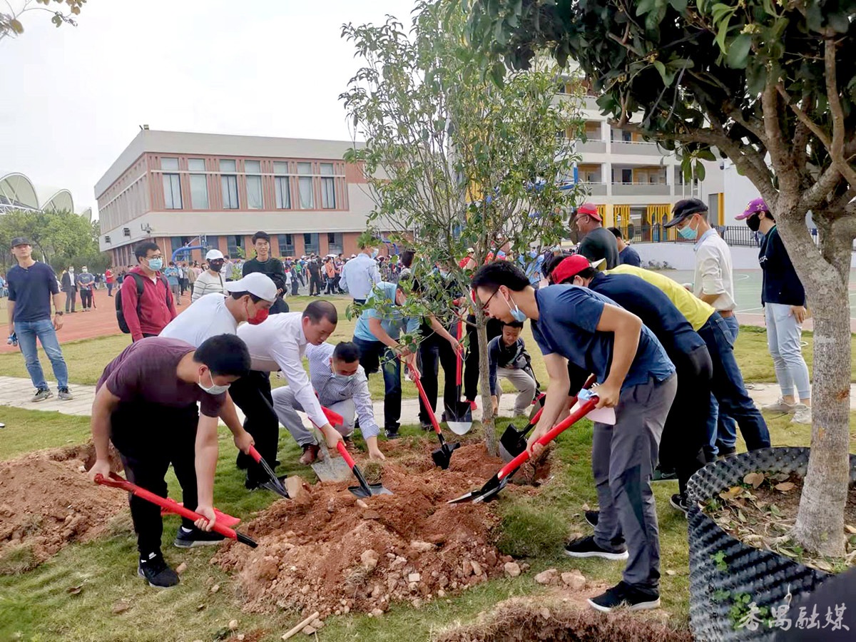 華師附屬大學(xué)城小學(xué)舉行植樹(shù)活動(dòng)(圖1) 華師附屬大學(xué)城小學(xué)舉行植樹(shù)活動(dòng)(圖1)