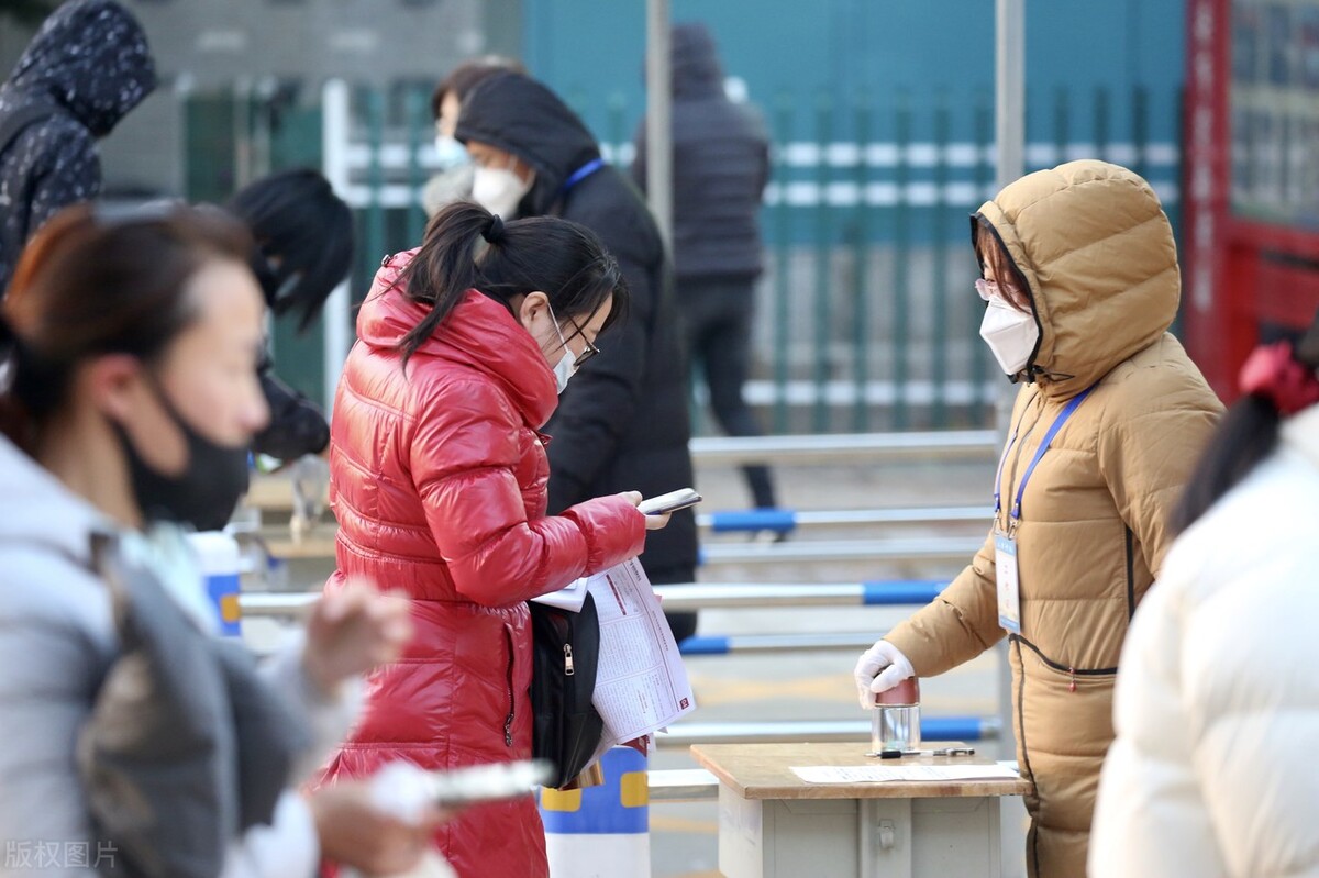 本科就业人数较多的十大行业，最高平均工资6475元，最大增幅92%