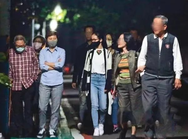 林依晨因老公缺席坐月子患产后抑郁，自我感动式婚姻被外人质疑