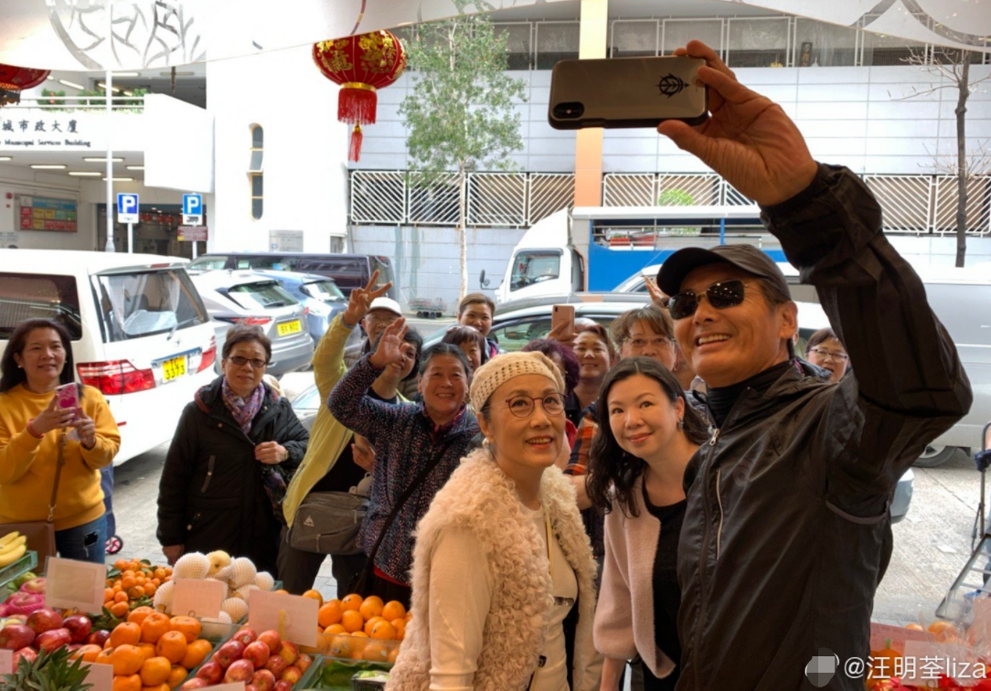 66岁周润发现身小吃店！一头白发又高又瘦，桌上仅有一碗平价汤面