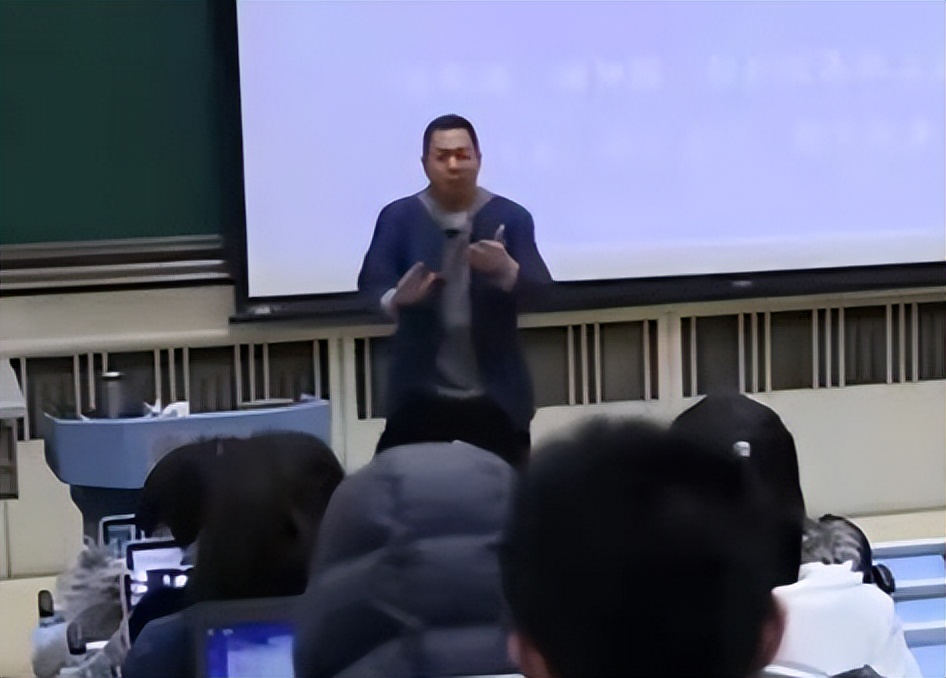 马云：24岁大学毕业，普通人到首富，再回首才发现他成功是必然的