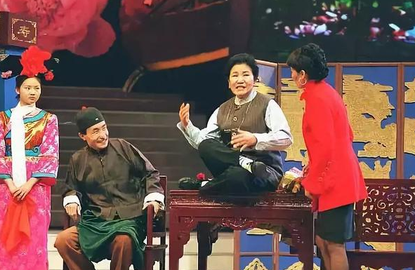 主持人抢话、演员笑场，这8届央视春晚的失误，堪称“灾难现场”
