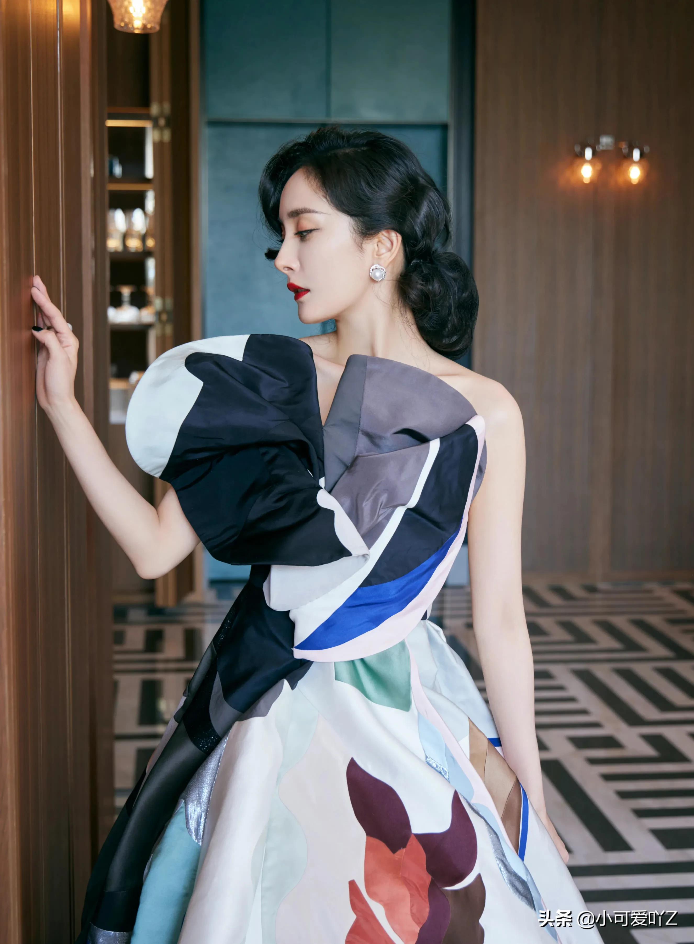 杨幂，复古礼服，波浪卷发，尽显优雅成熟