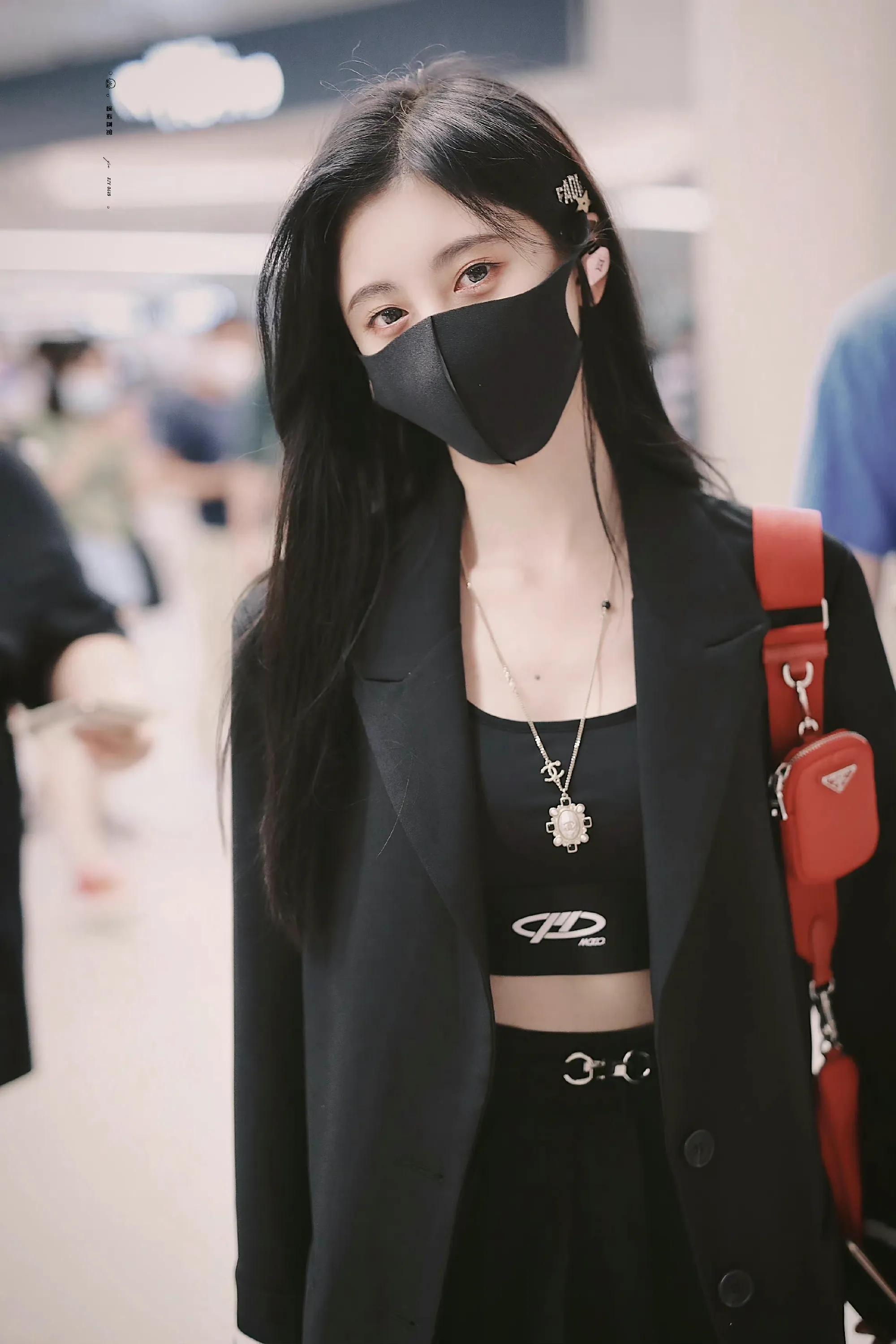 鞠婧祎机场照｜隔着口罩也能看见笑盈盈的脸