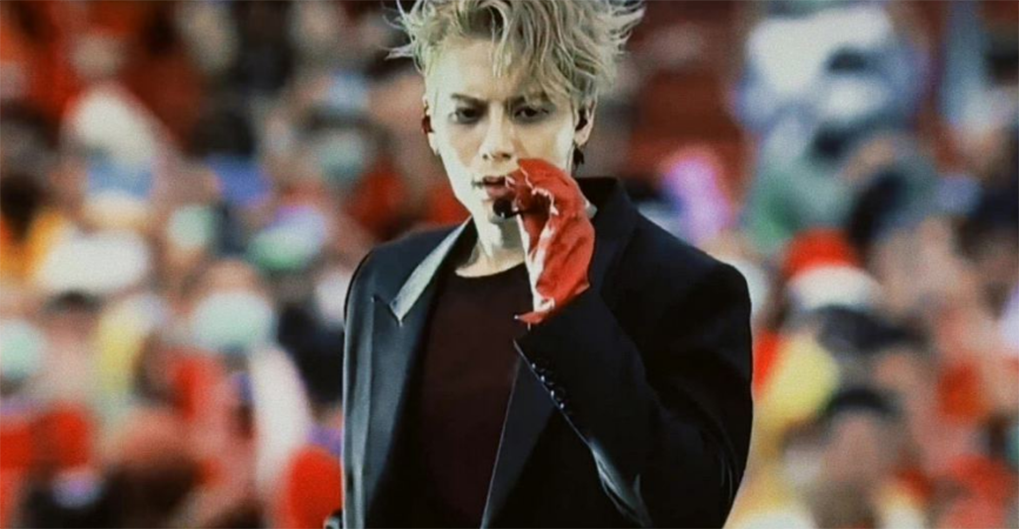 王嘉尔曼联利物浦开场秀，1小时连唱11首歌，烟熏妆造型超惊艳