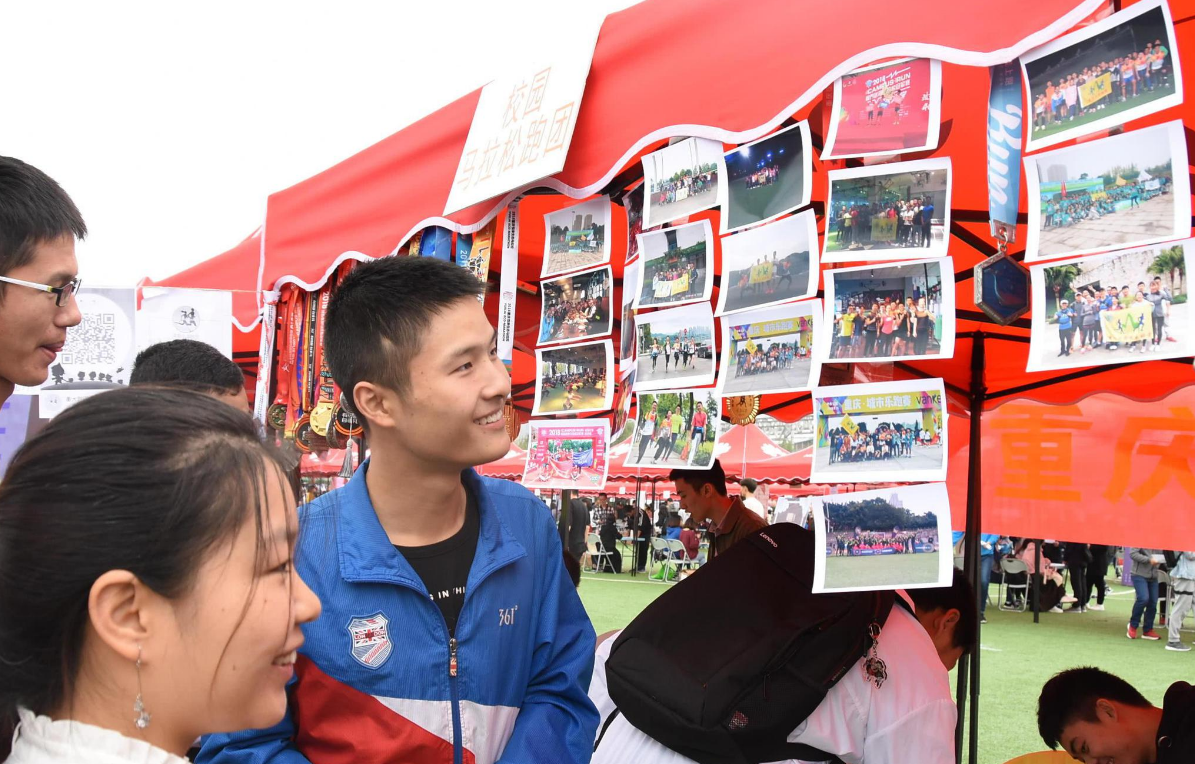 男生在校园里做起“按摩生意”，不料被女生模仿，评论区两极分化