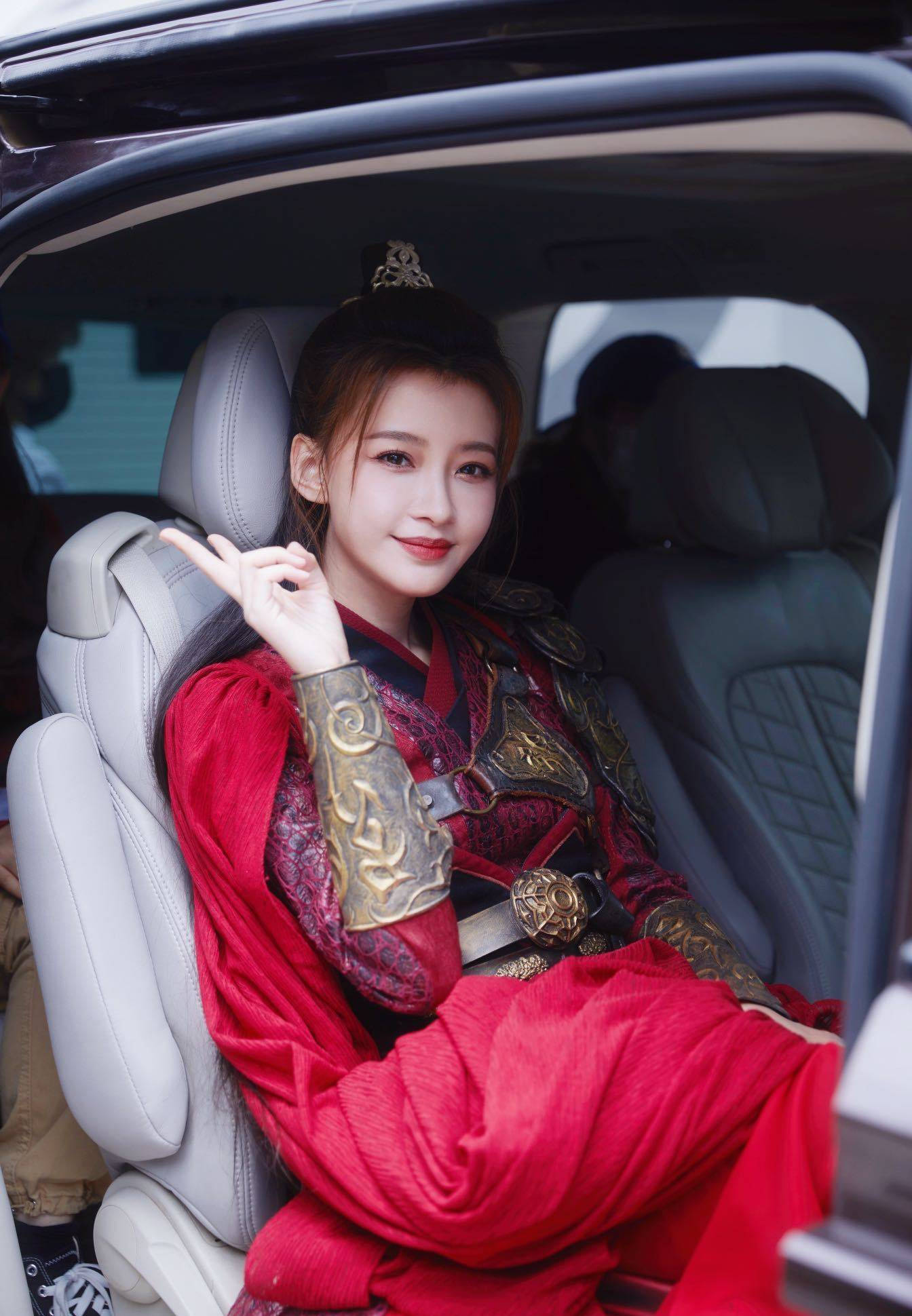 孙怡cos孙尚香造型释出 一身古装红衣超飒爽