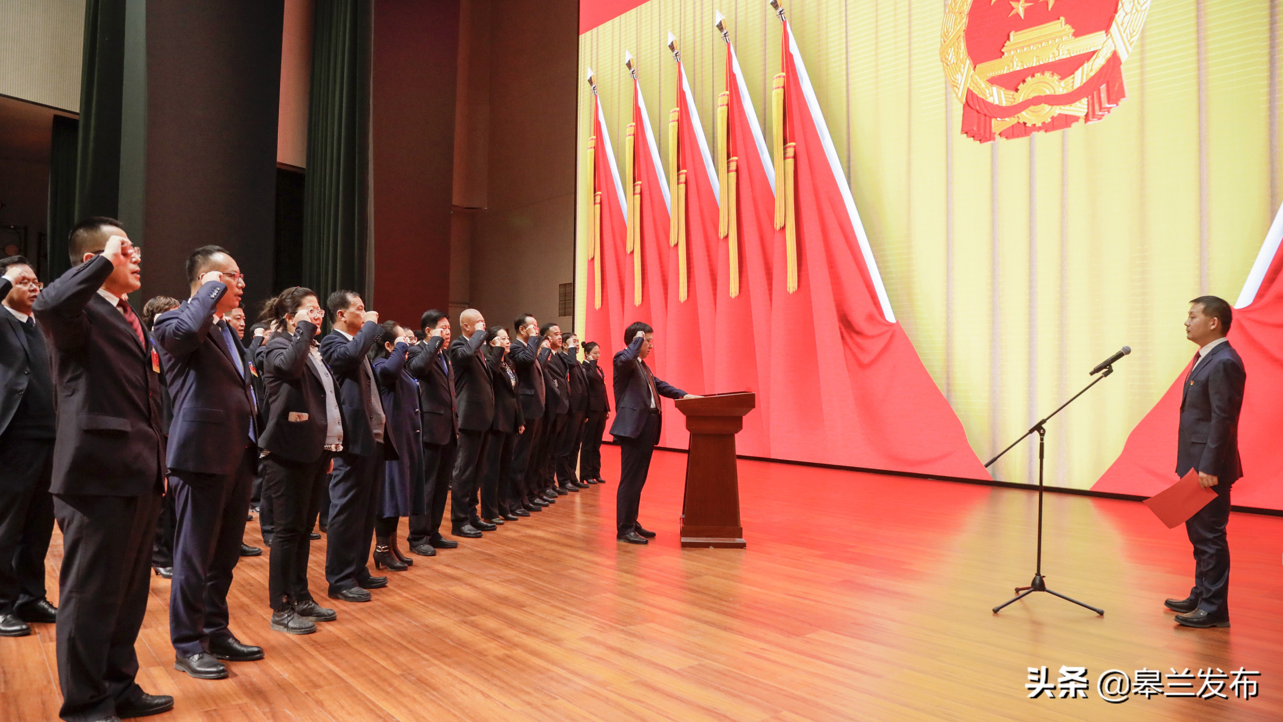 聚焦两会皋兰县第十九届人民代表大会第一次会议举行宪法宣誓仪式