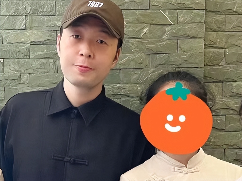 杜海涛近照曝光，瘦身成功后穿唐装素颜与网友合照，被赞好有气质