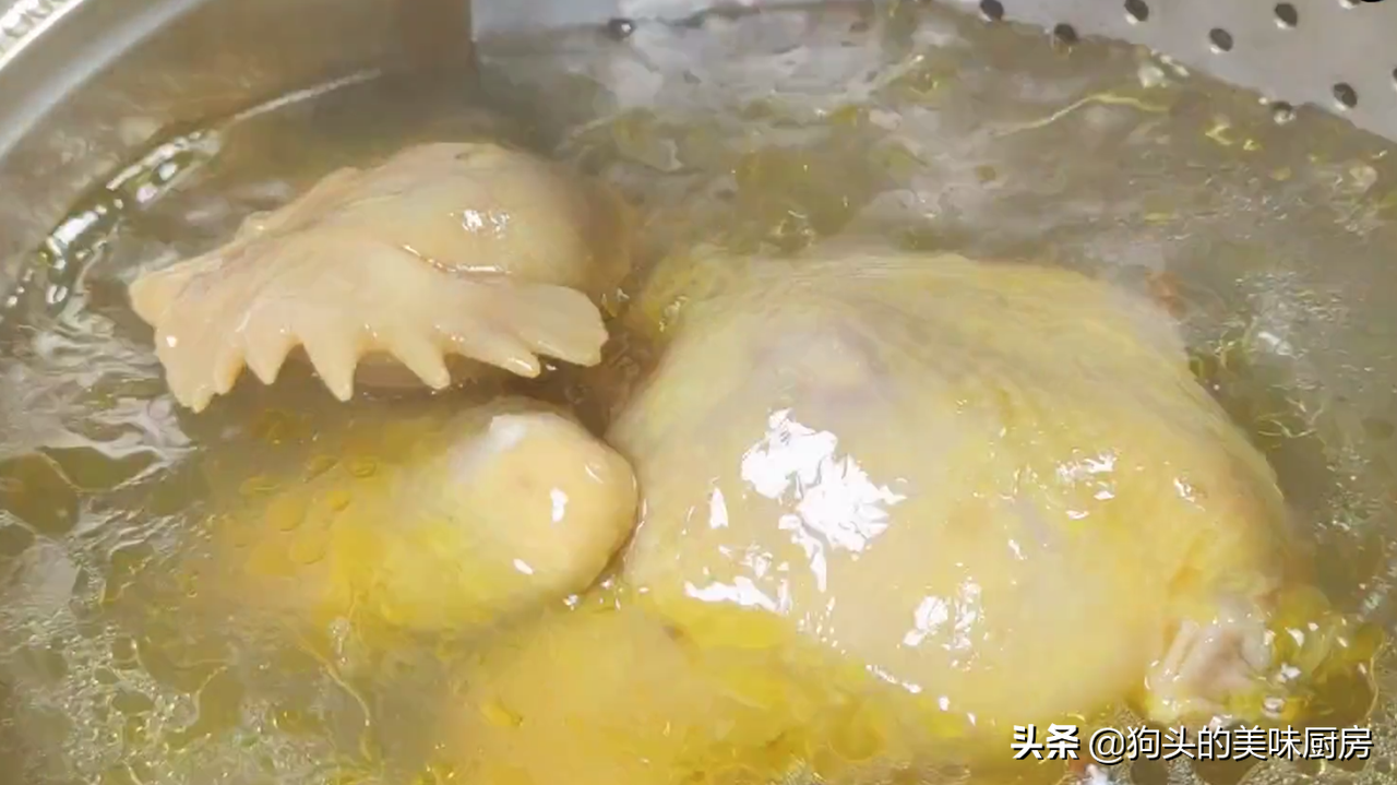 把整只鸡放到盐水中一泡，出锅皮脆肉嫩，不柴不腥，实在太厉害了
