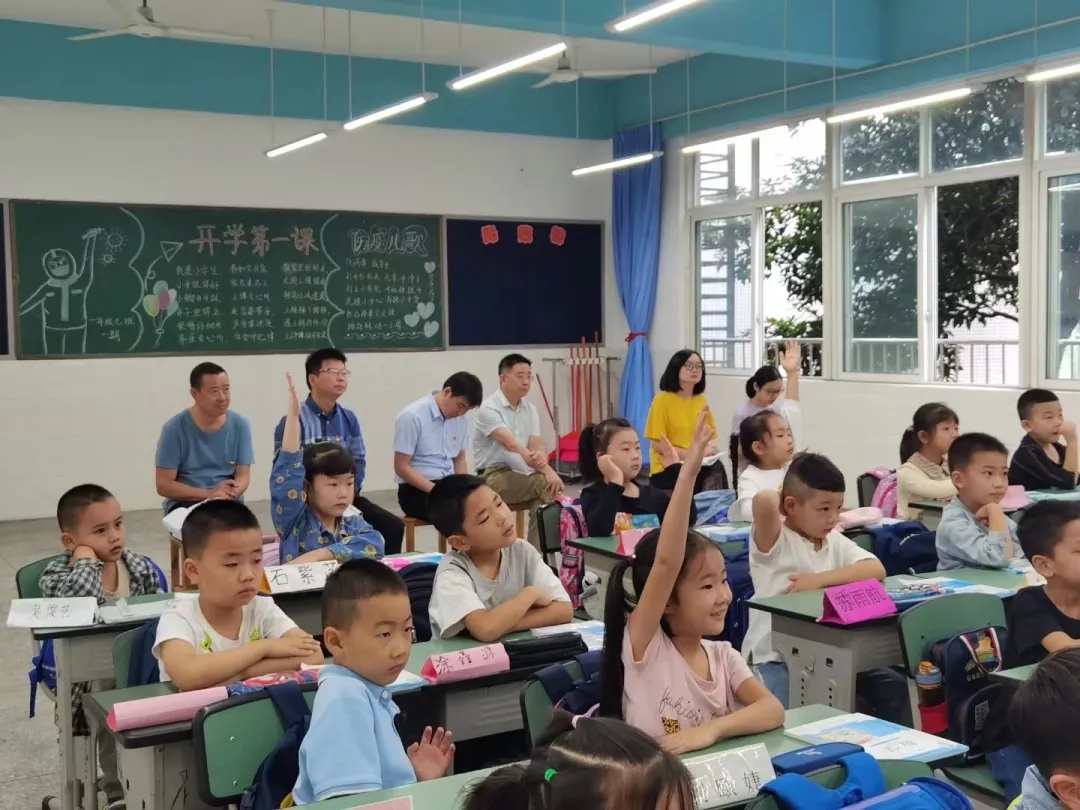 小课题 大作为——西航港小学“动手操作能力”小课题组专题汇报
