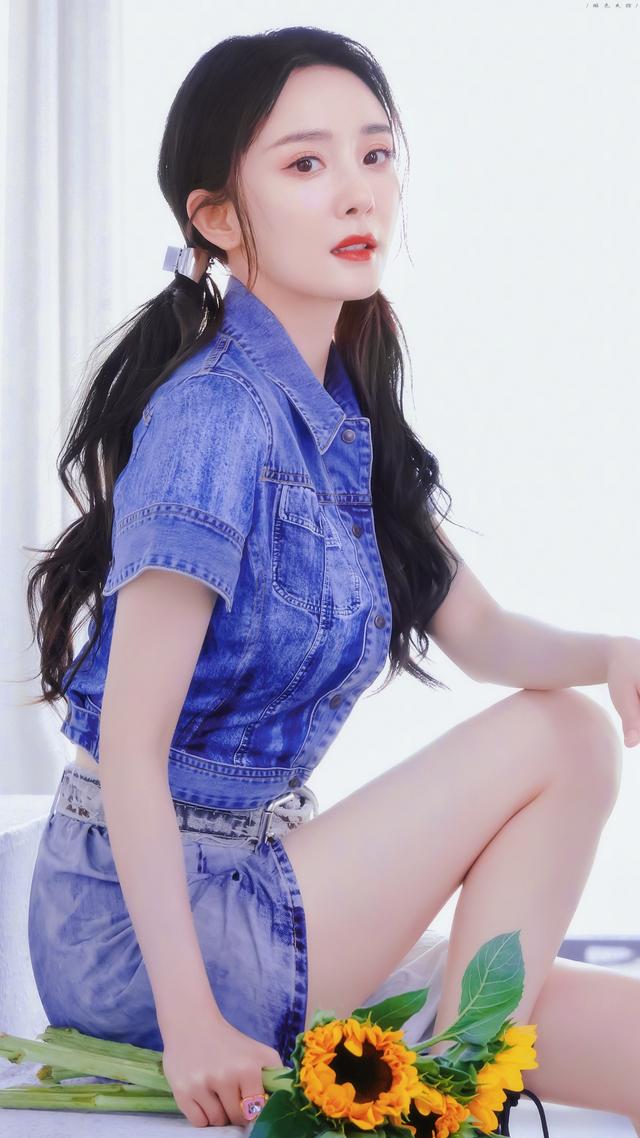 杨幂扎着双马尾,身穿蓝色牛仔装亮相,真的太俘获人心了