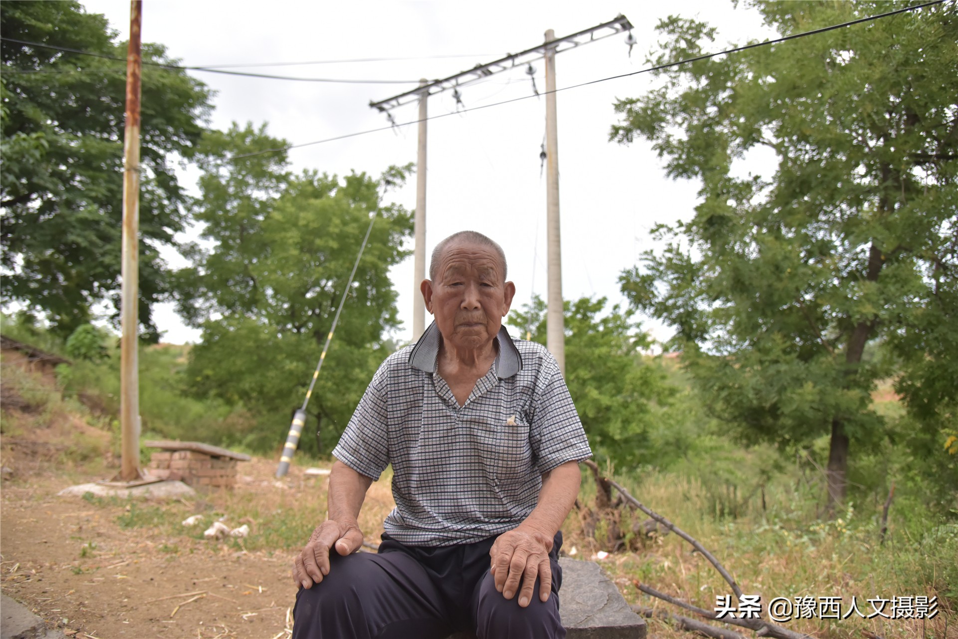 一家4口独享整座大山，养3头牛80只羊种7亩多地，整年不下山