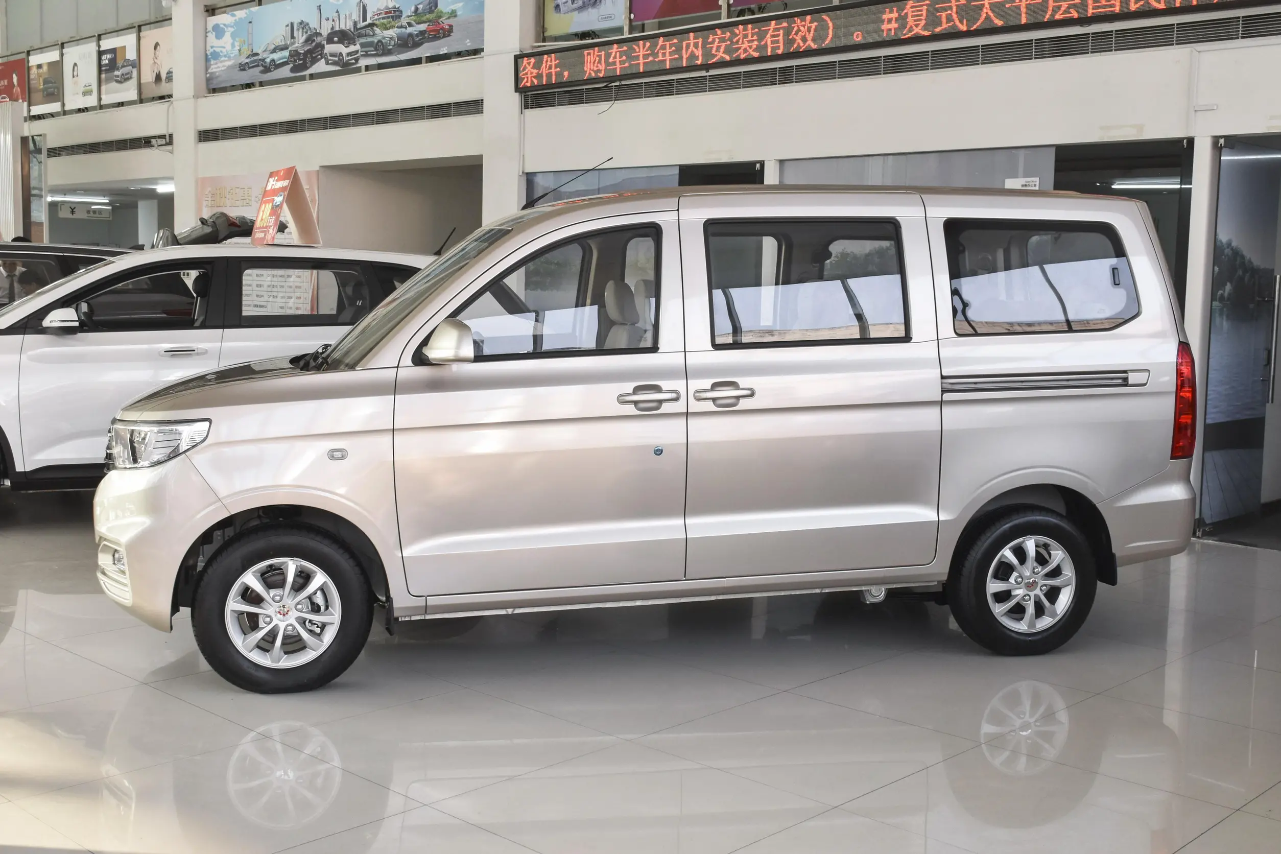 五菱宏光这种微型面包车的造型虽算不上炫酷,看起来也不是很惊艳,但是