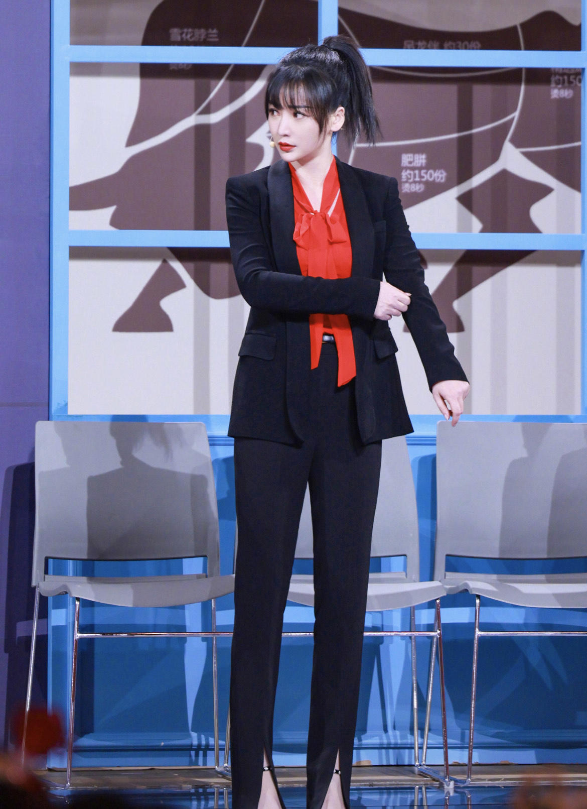 “柳岩”终于换风格，穿卫衣配牛仔裤走机场，超减龄像个大学生