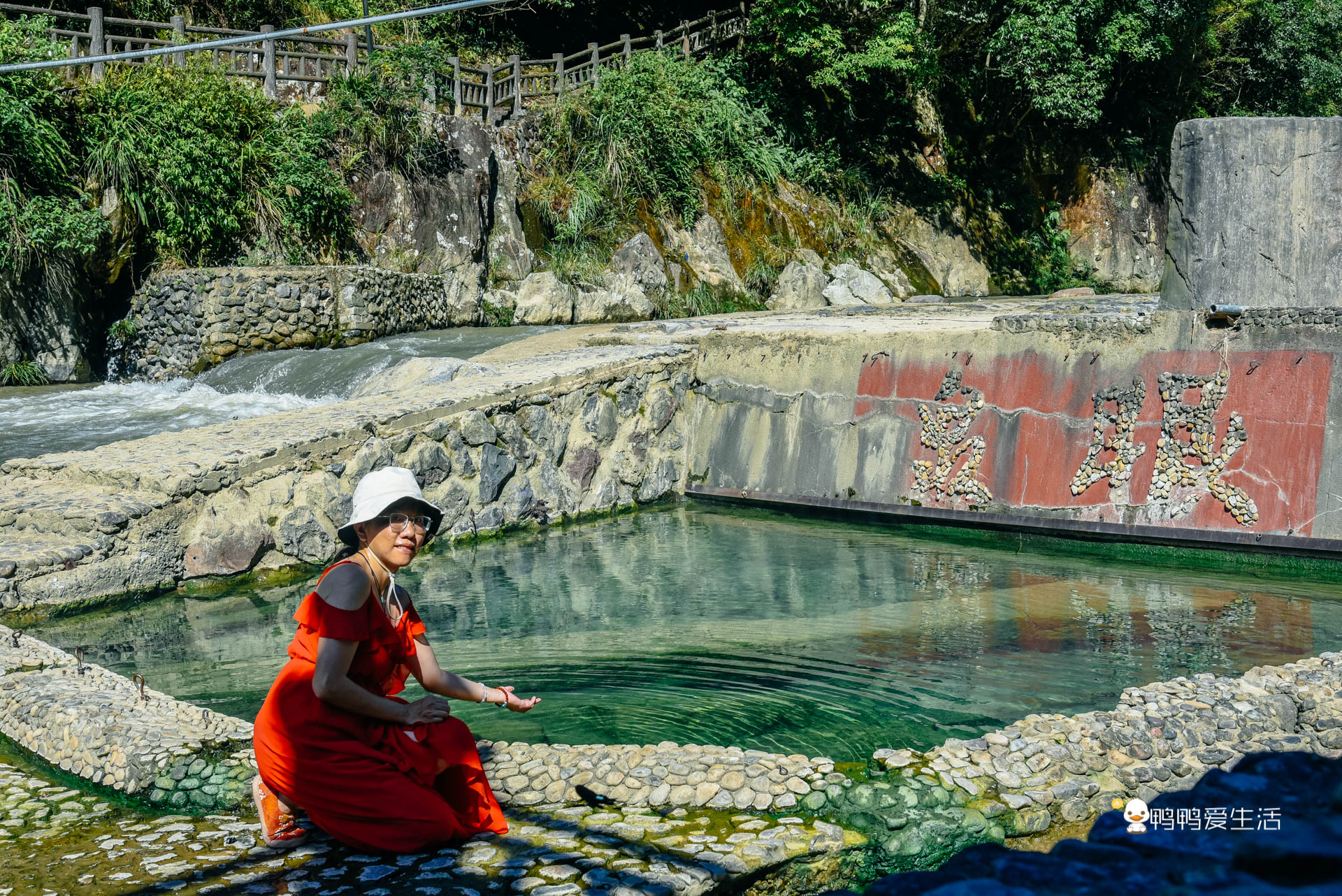 浙江最出名的温泉藏在泰顺华东大峡谷内，常年高热，功效奇特