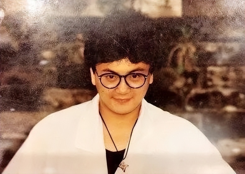 洪剑涛：与初恋结婚，姐弟恋也很甜蜜，如今儿子是他的骄傲