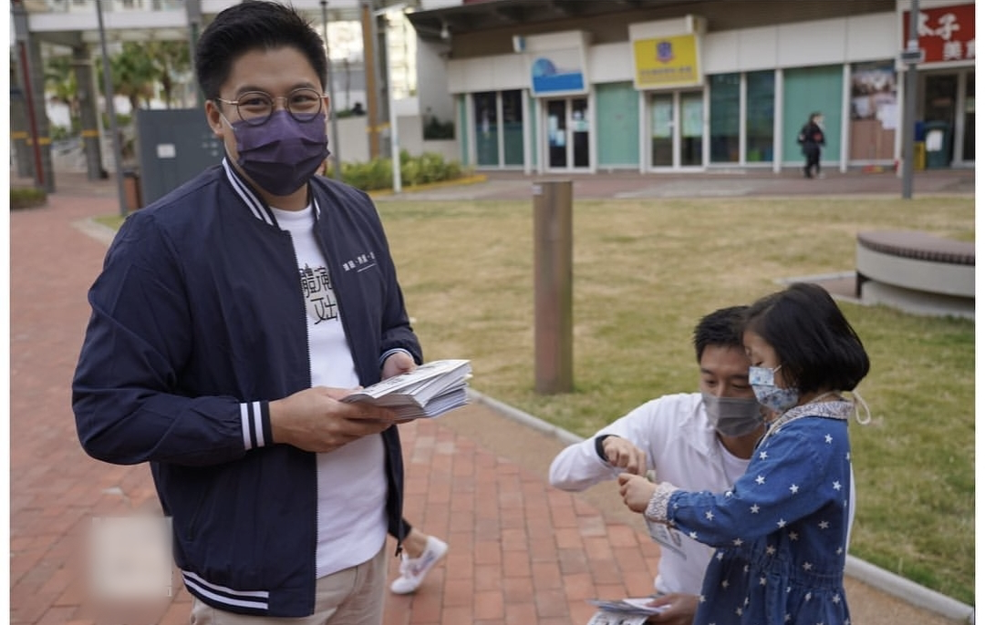 霍启刚带郭晶晶和儿子街头拉选票，亲弟弟一同现身帮宣传尽心尽力
