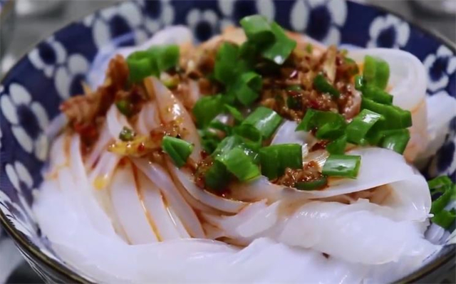 这才是凉粉最好吃的做法，记住水和淀粉的比例是关键，看一遍就会