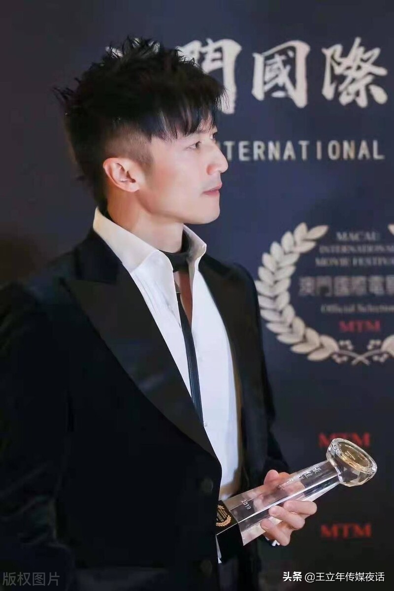 谢霆锋GUCCI旗舰开幕：白衬衫黑马甲，复古有型