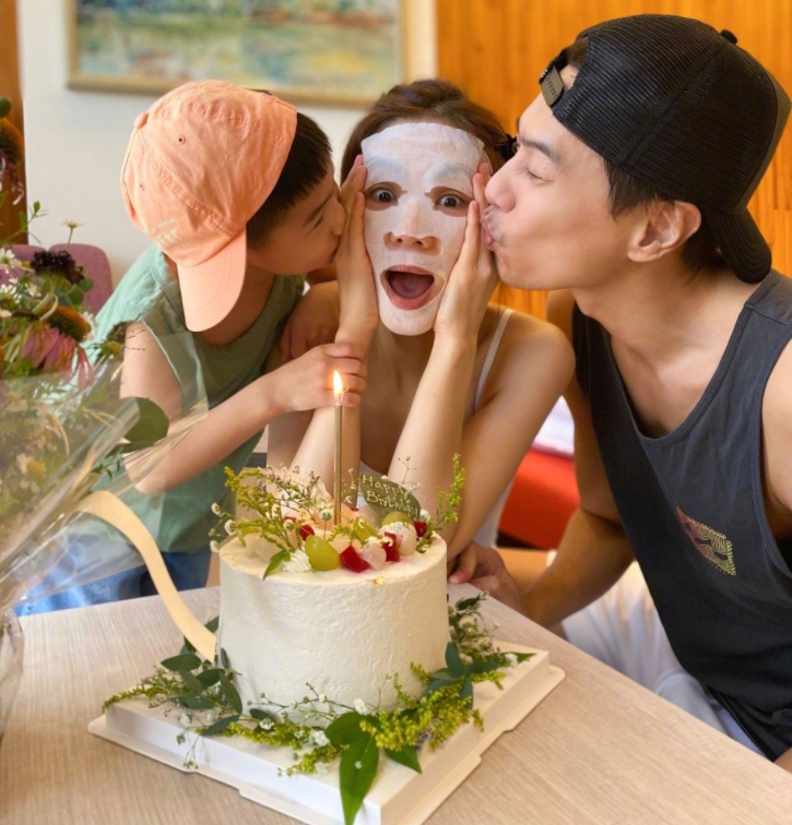 Ella晒全家福庆生，孩子老公左右夹吻好幸福，41岁逆生长越来越美