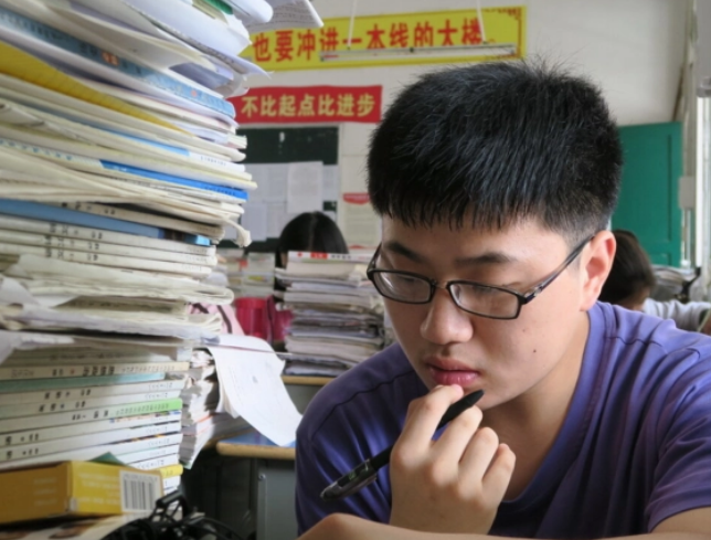 清华教室实拍图走红，顶级学府也“内卷”，网友却说高学历低素质