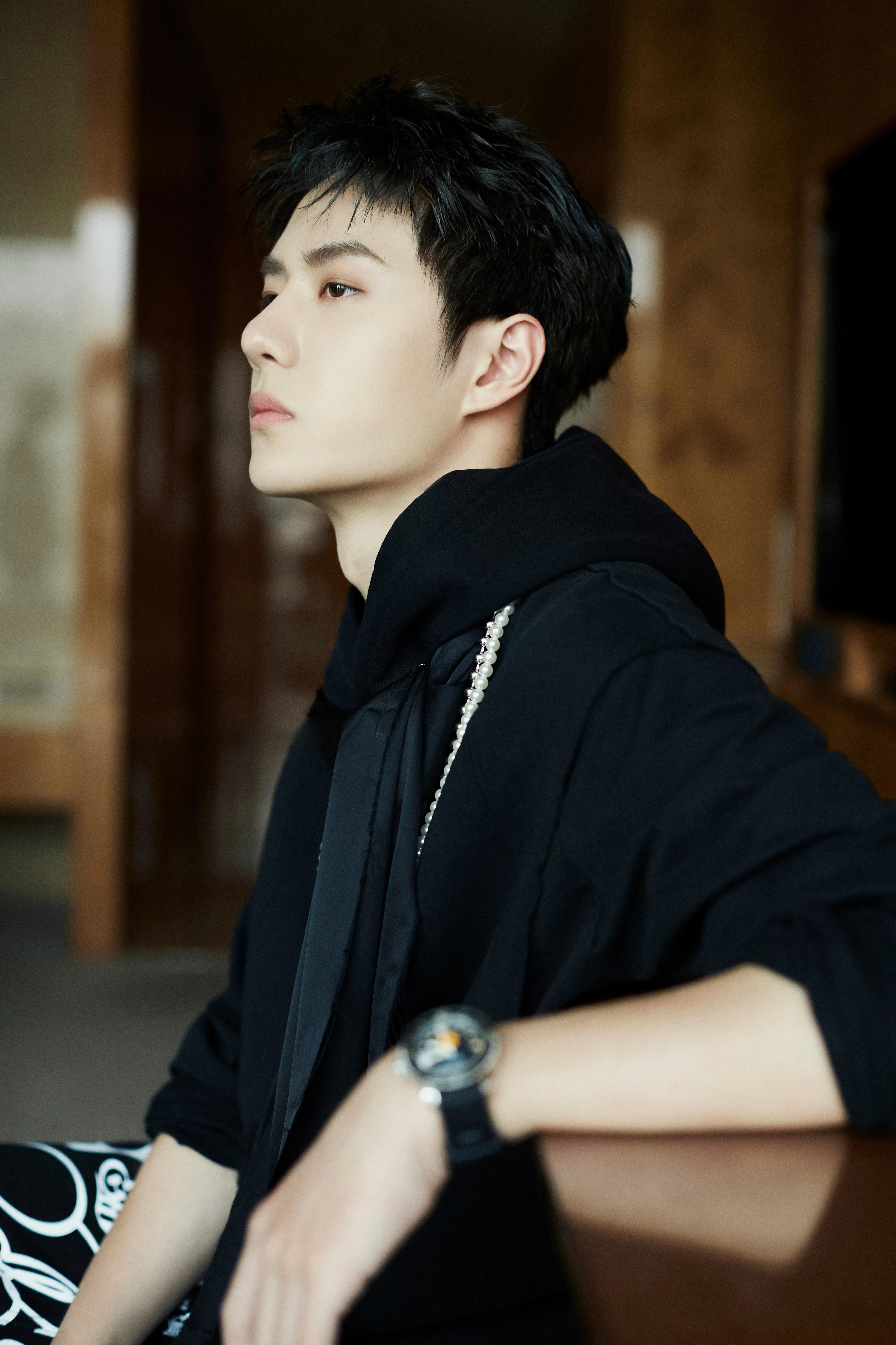 乐宝今日高清壁纸012→"顶流王一博成长史正能量满满"