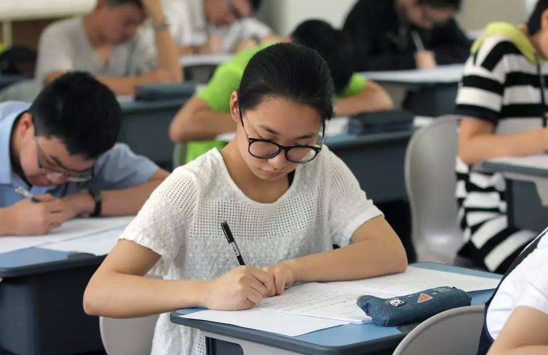 女生高考考场“发飙”，撕毁他人答题卡，处理结果简直大快人心