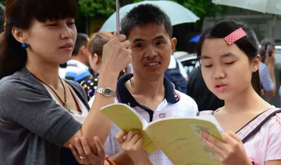 家长陪同孩子高考，到底要不要穿旗袍、拿鲜花，班主任一语道破