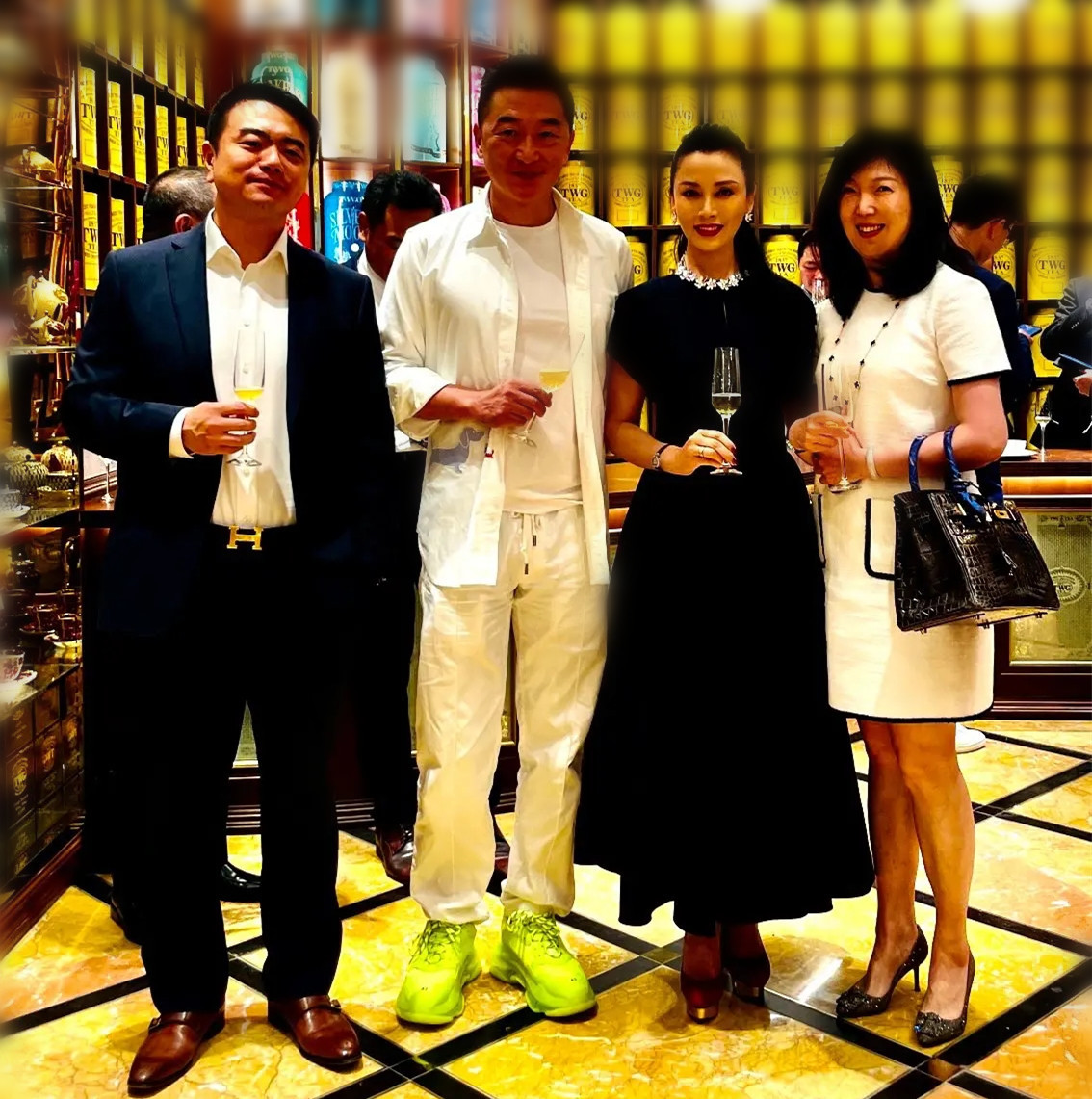 邵峰夫妇暂居加拿大！滑雪参加派对生活滋润，16岁女儿在当地出生