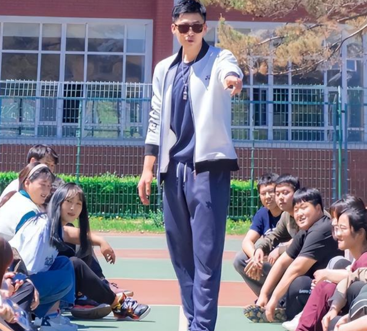 吉林某高校男老师火了，长相帅气又有才华，女同学抢着去上课