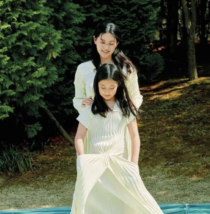 51岁李英爱绝美冻龄！“大长今”嫁入豪门13年，11岁龙凤胎颜值高