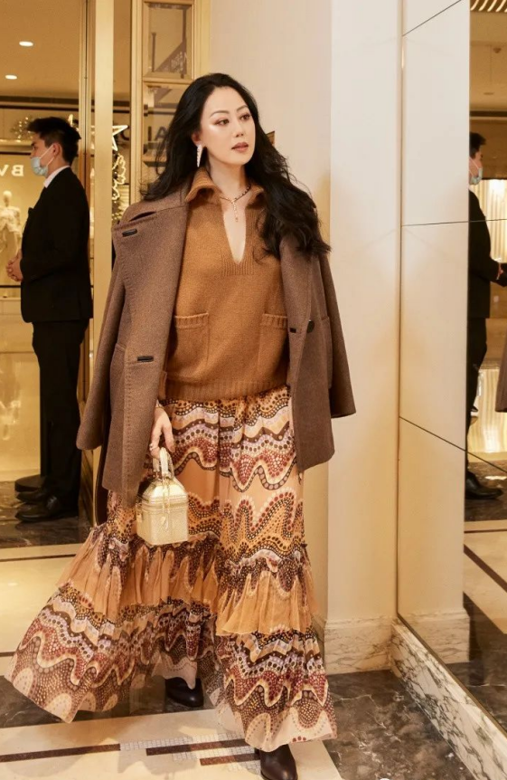 微胖女人穿衣还得看章小蕙，近60岁身材珠圆玉润，依旧美艳显贵