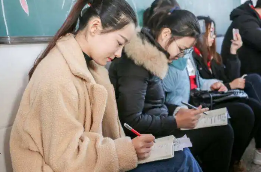 大学哪些专业是“金饭碗”？这4个专业可以考虑，就业率极高