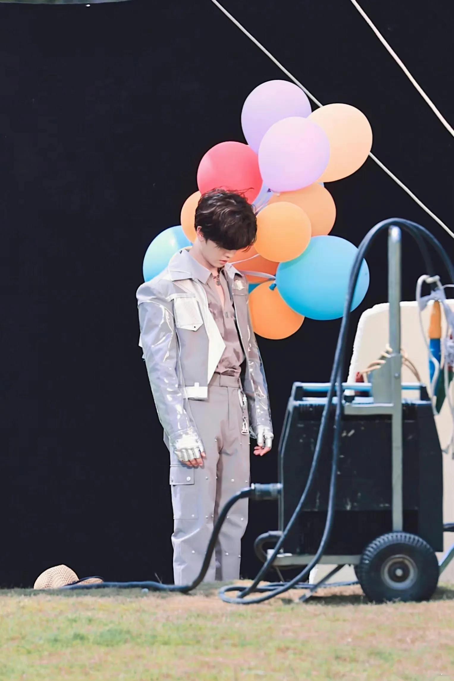 #任嘉伦#嗨放派~嘉伦热晕了快