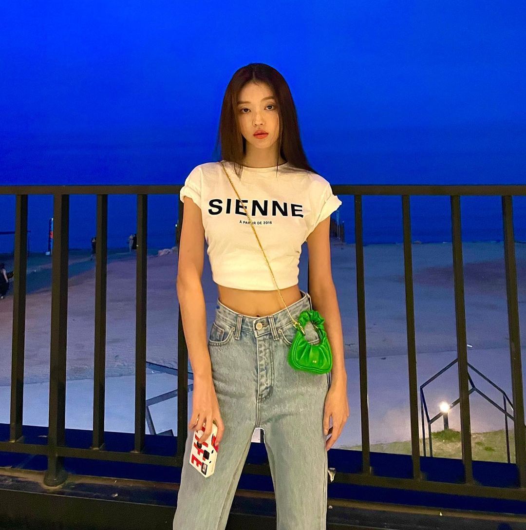 露脐T恤，蚂蚁腰！27岁韩国女星YooA，丰满身材，苗条的视觉效果