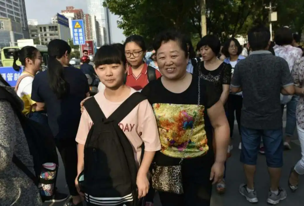 父母为孩子“高考”做过哪些事？穿旗袍并不稀奇，紫色裤衩更奇怪