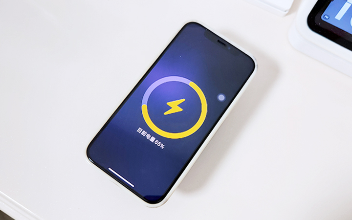 iPhone12的移动加油站:iWALK咔嗒宝磁吸移动电源