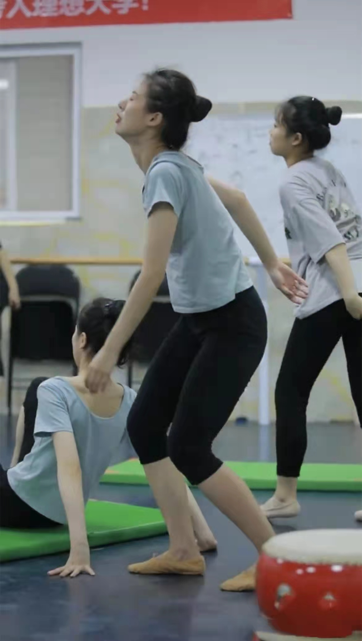 女舞蹈生“撕腿”训练，男老师帮忙辅助，动作暧昧惹争议